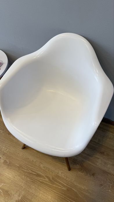 Продам стільці білі