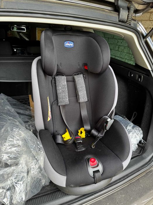 Продаю автокрісло Chicco Seat4Fix Сіре