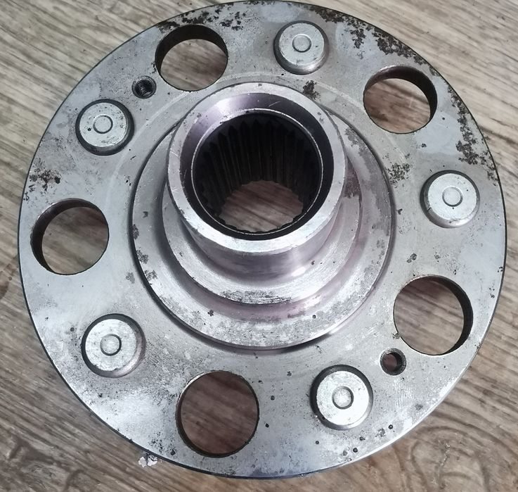 продам задняя ступица Tucson 2005г