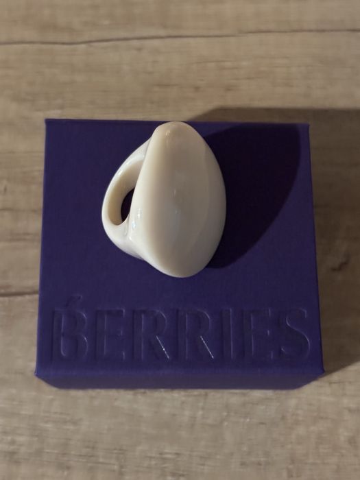 Pierścionek marki Berries z kamienia modny