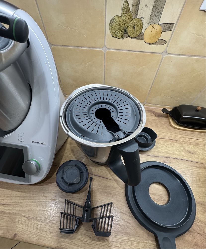 Thermomix tm 6 dodatkowo drugie naczynie i deska.