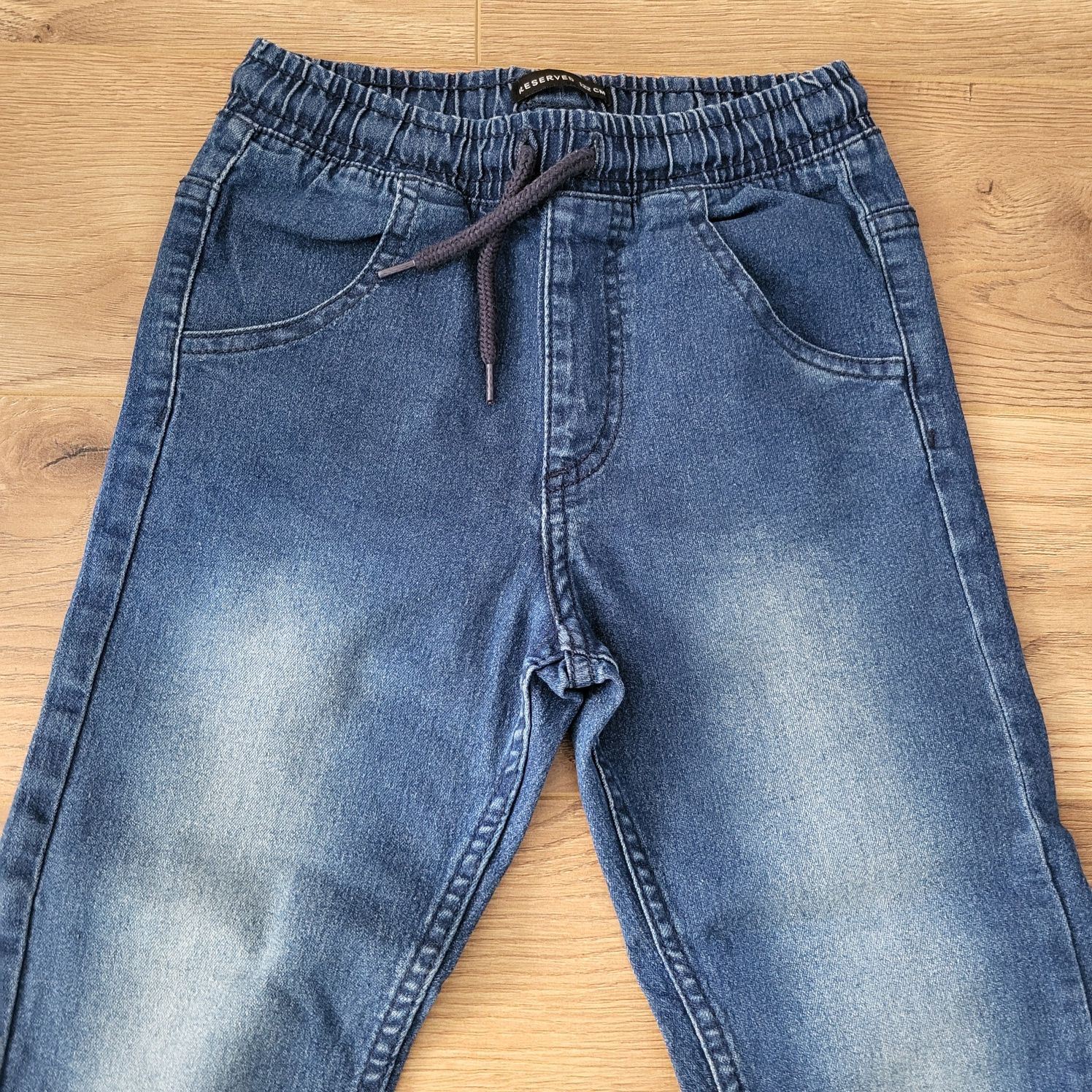 Spodnie jeansowe chłopięce jogery r.122 Reserved