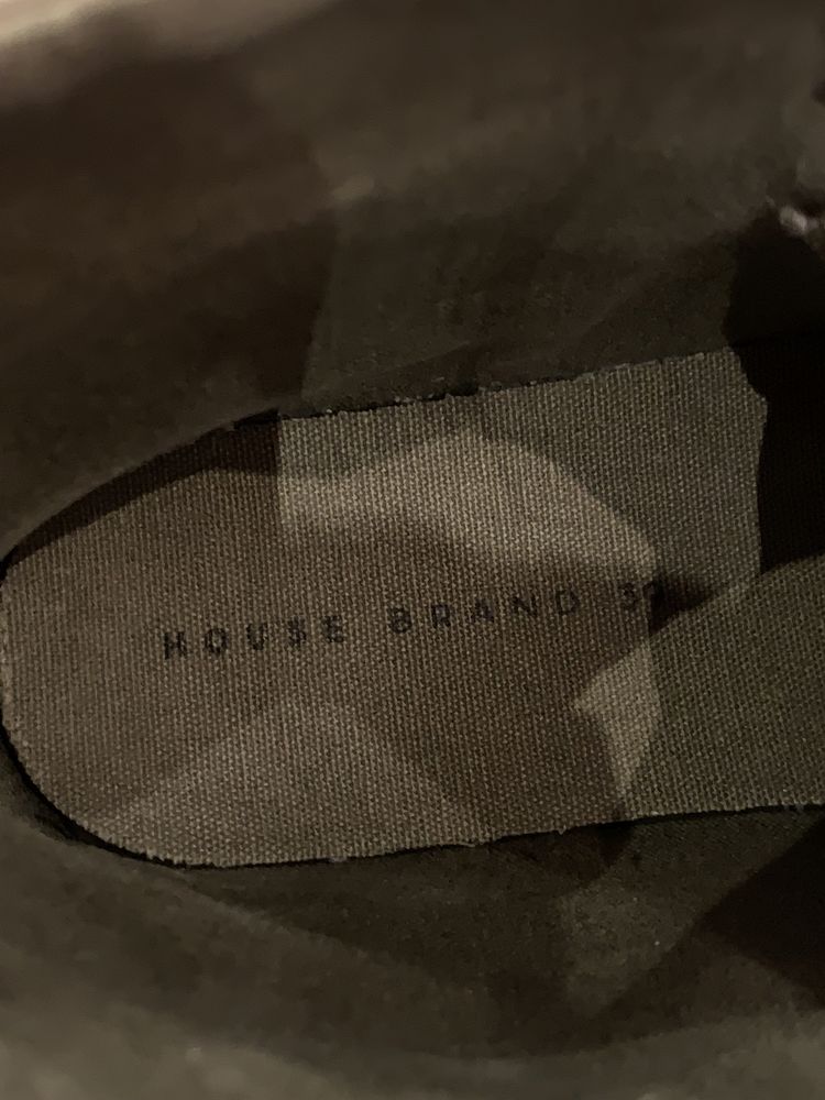 Продам замшевые ботинки House brand