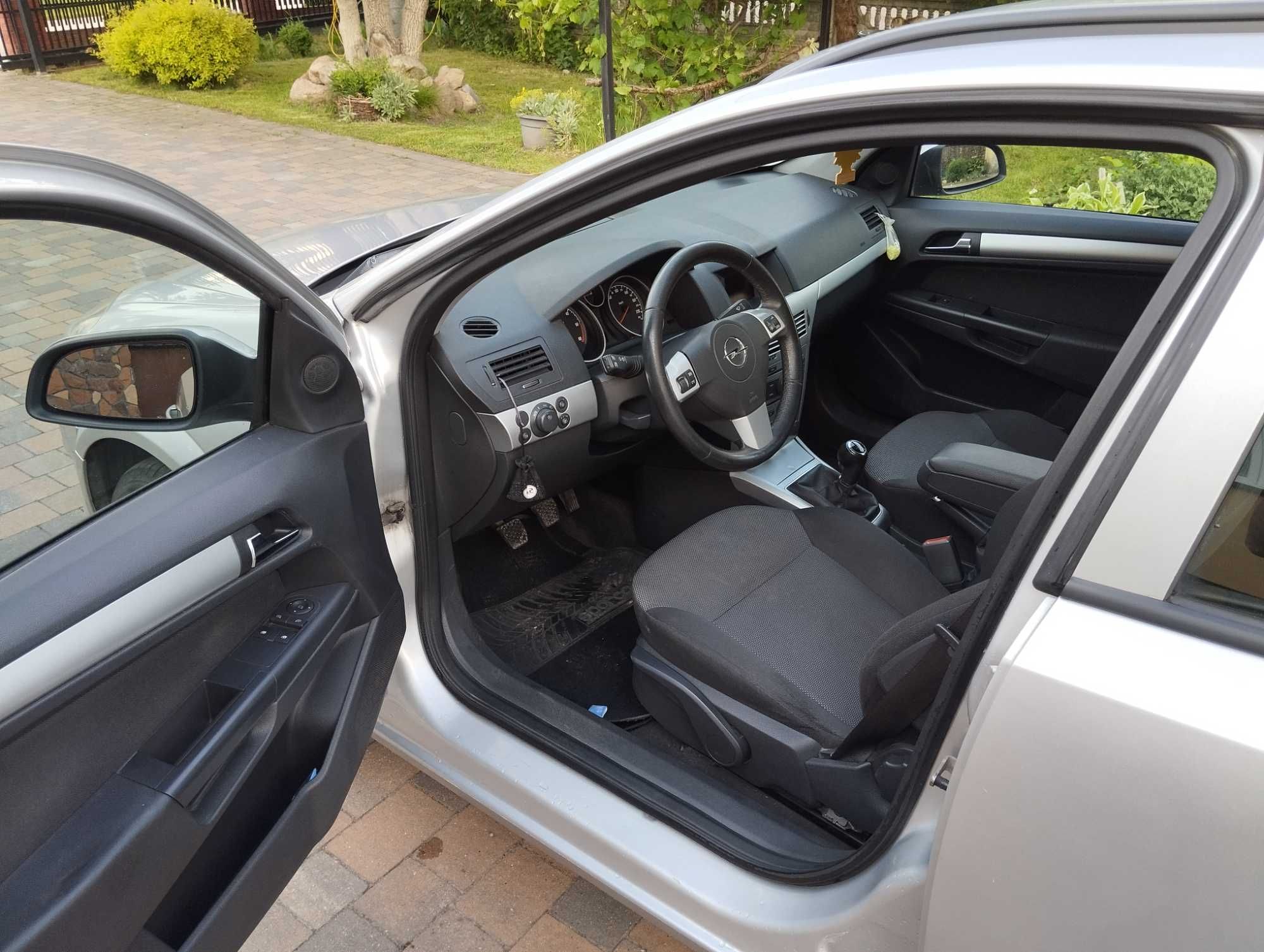 Opel Astra H Kombi 1.9CDTI 8v 120KM skrzynia 6-B 298tyś km 2009r KLIMA
