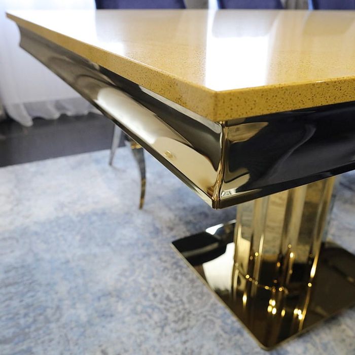 Złoty stół glamour Retford Gold stal blat kamienny nowoczesny