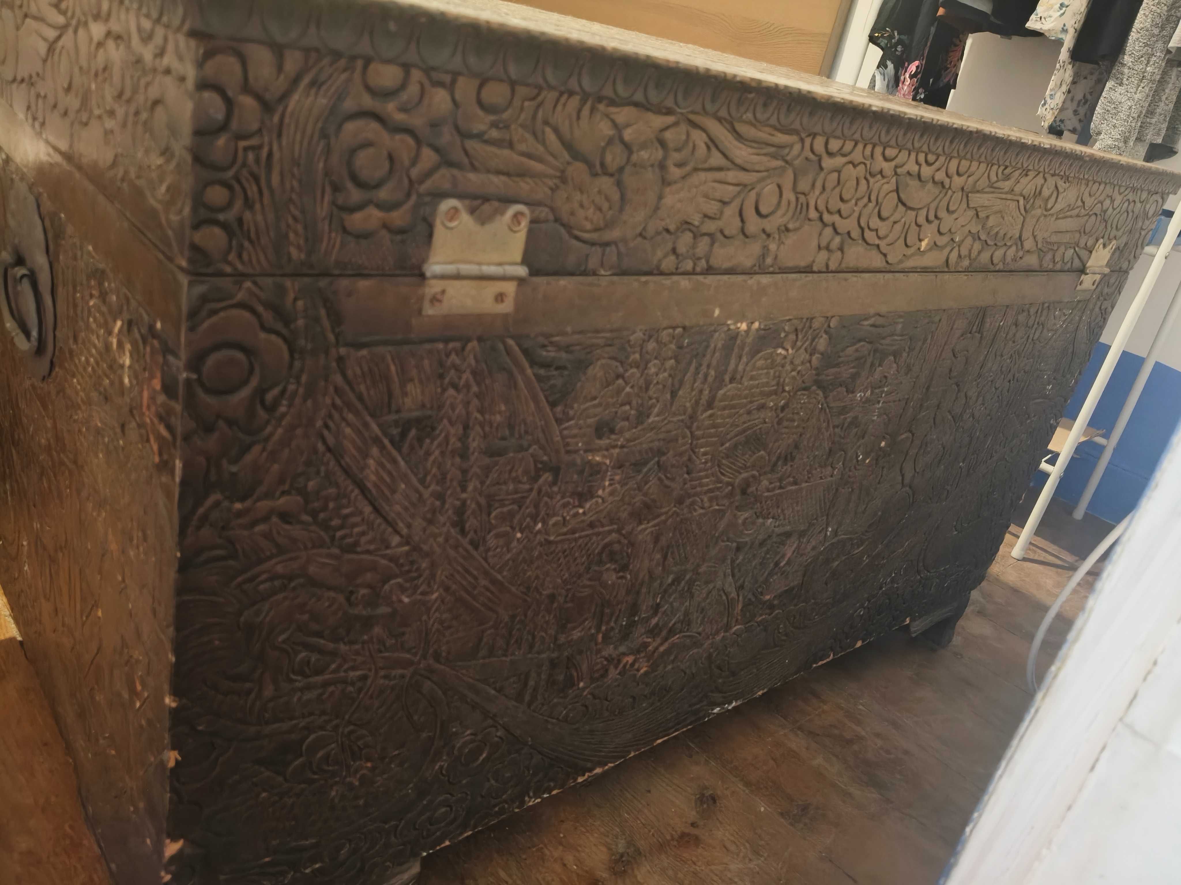 Baú de roupa antigo