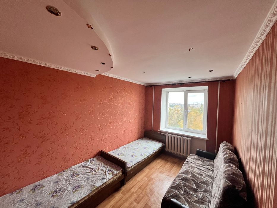 Здається 2 кімнати в тьохкімнатній квартирі (підселення).