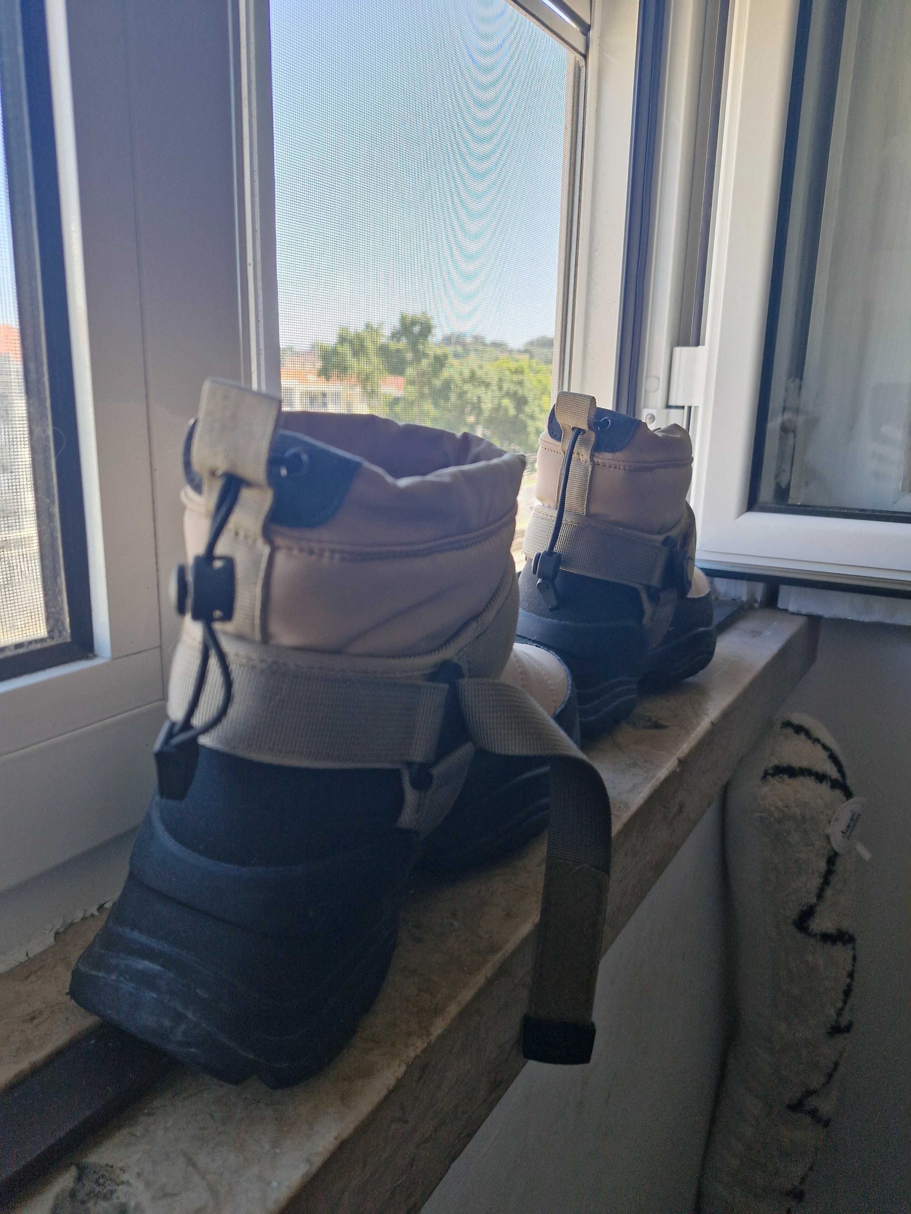 Calças ski (tipo jardineiras) e botas para a neve