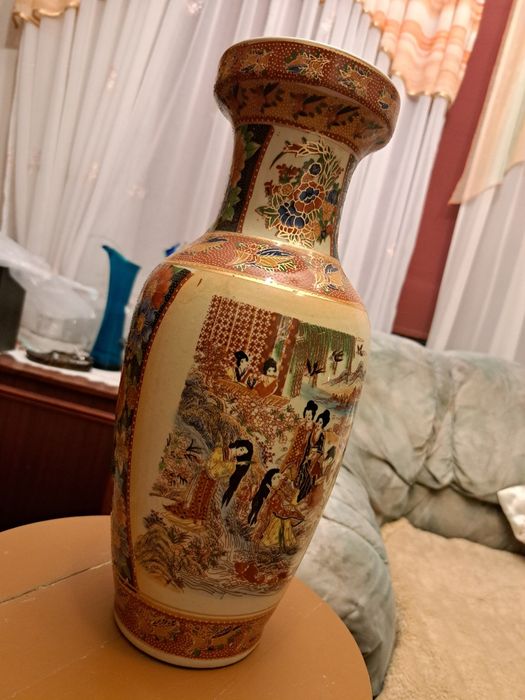 Wazon ze złotymi zdobieniami