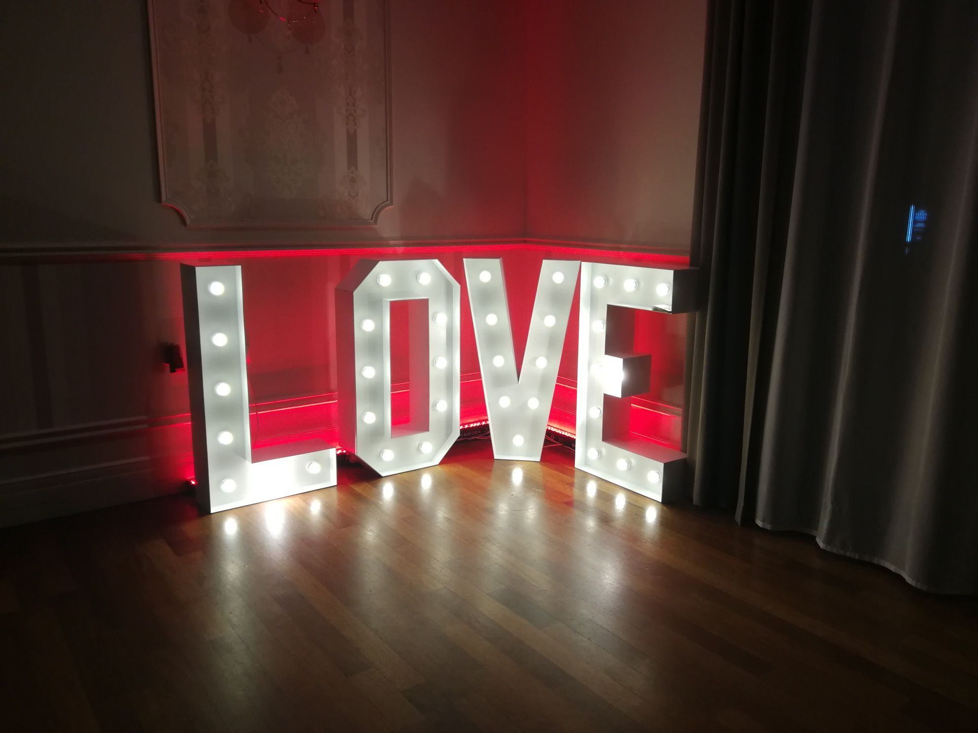 Podświetlany ledowy napis LOVE: biały oraz drewniany