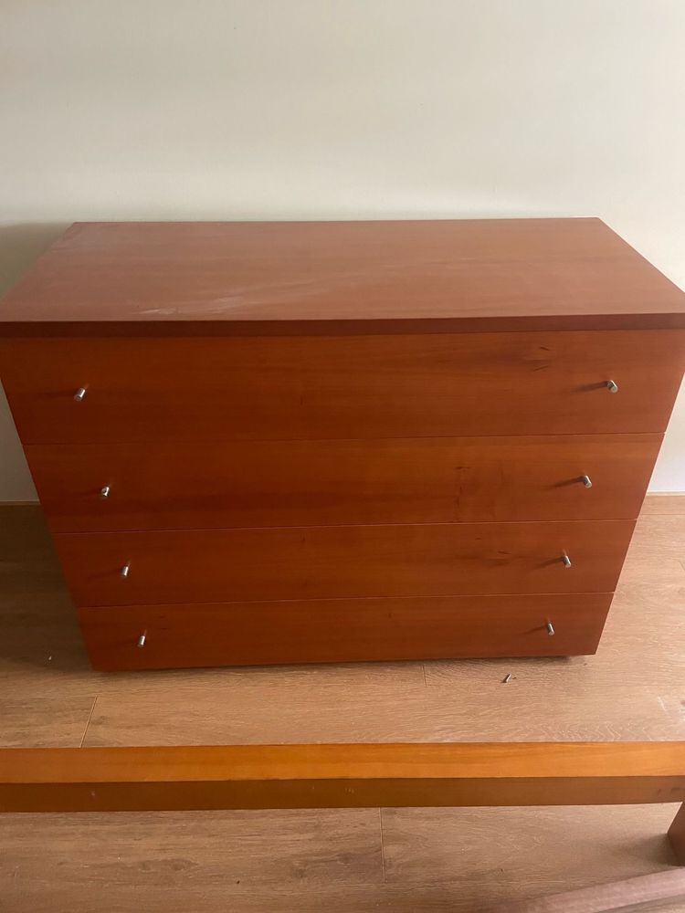Cama em madeira maciça + comoda + espelho bom estado
