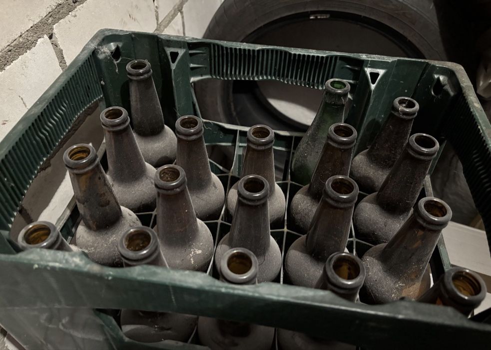 Kolekcjonerskie skrzynki po piwie z butelkami