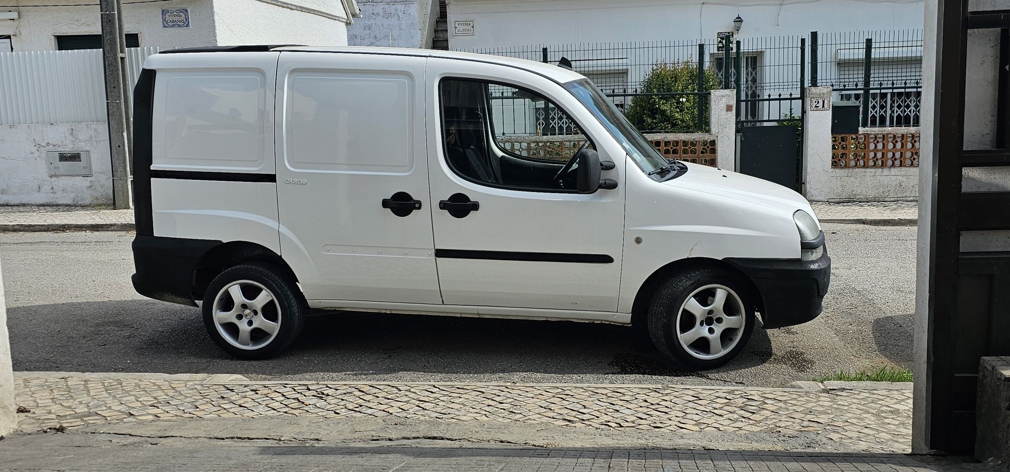 Vendo carrinha fiat doblo com som automotivo
