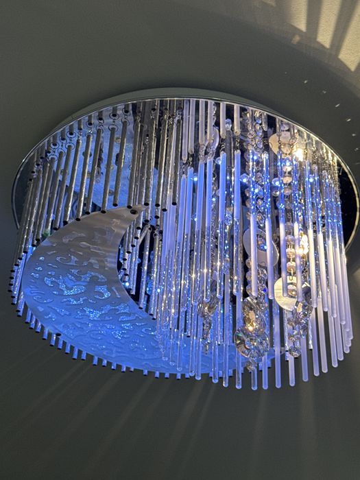 Срочно Продам красивую модную люстру