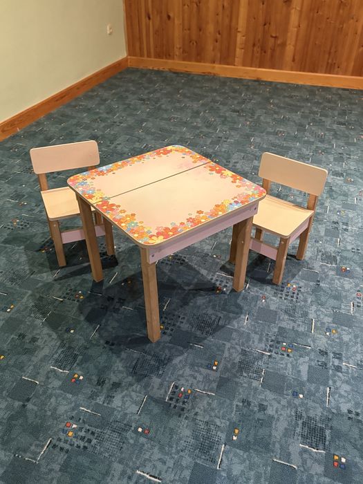 Стіл зі стільцями дитячій.