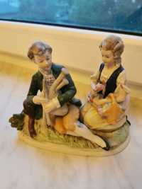 Porcelanowa figurka przedstawiająca parę na łące