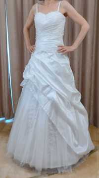Biała wielowarstwowa suknia ślubna z halką