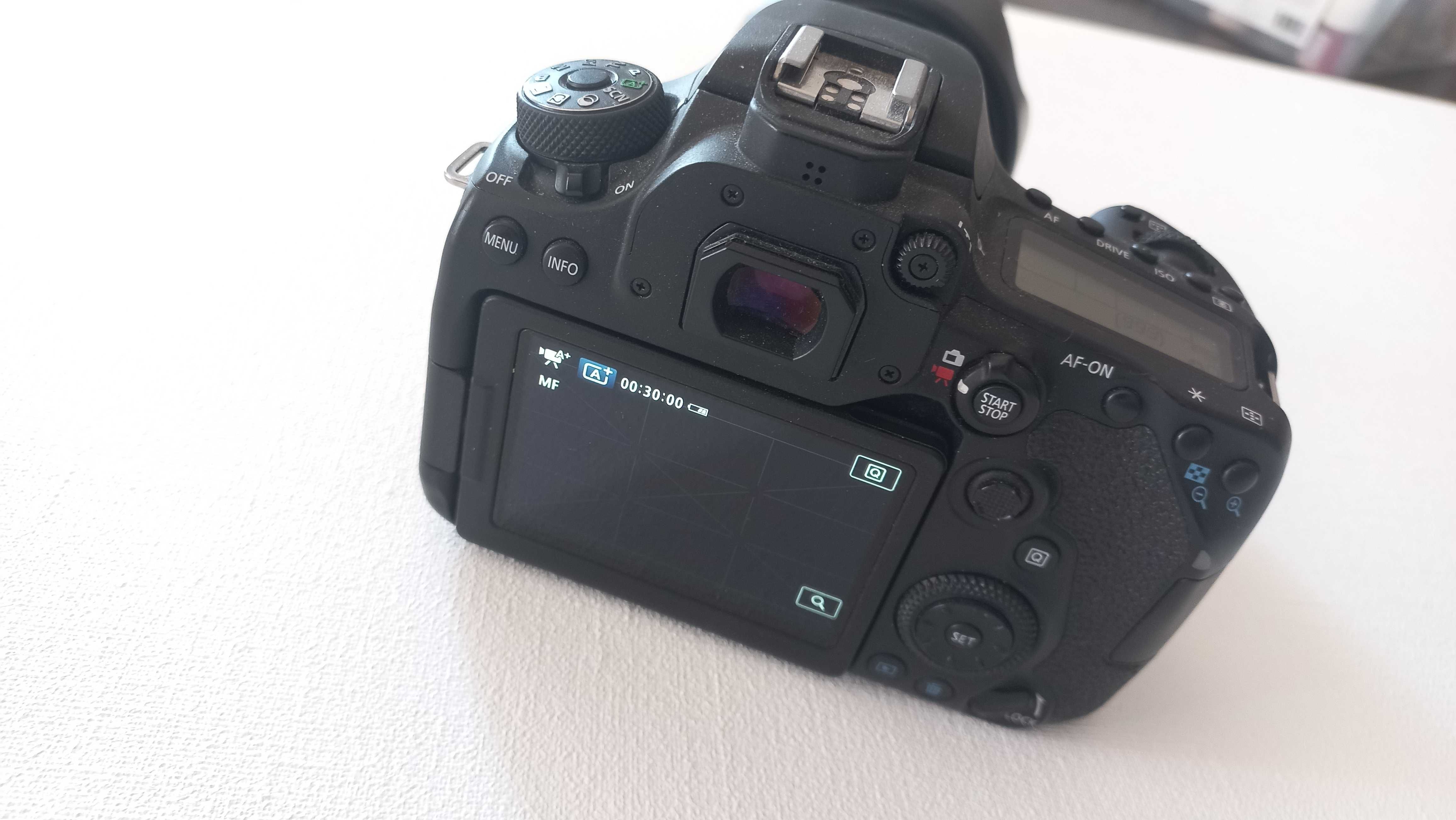 Canon EOS 90D / объектив EF-S 18-135 IS USM / отличное состояние