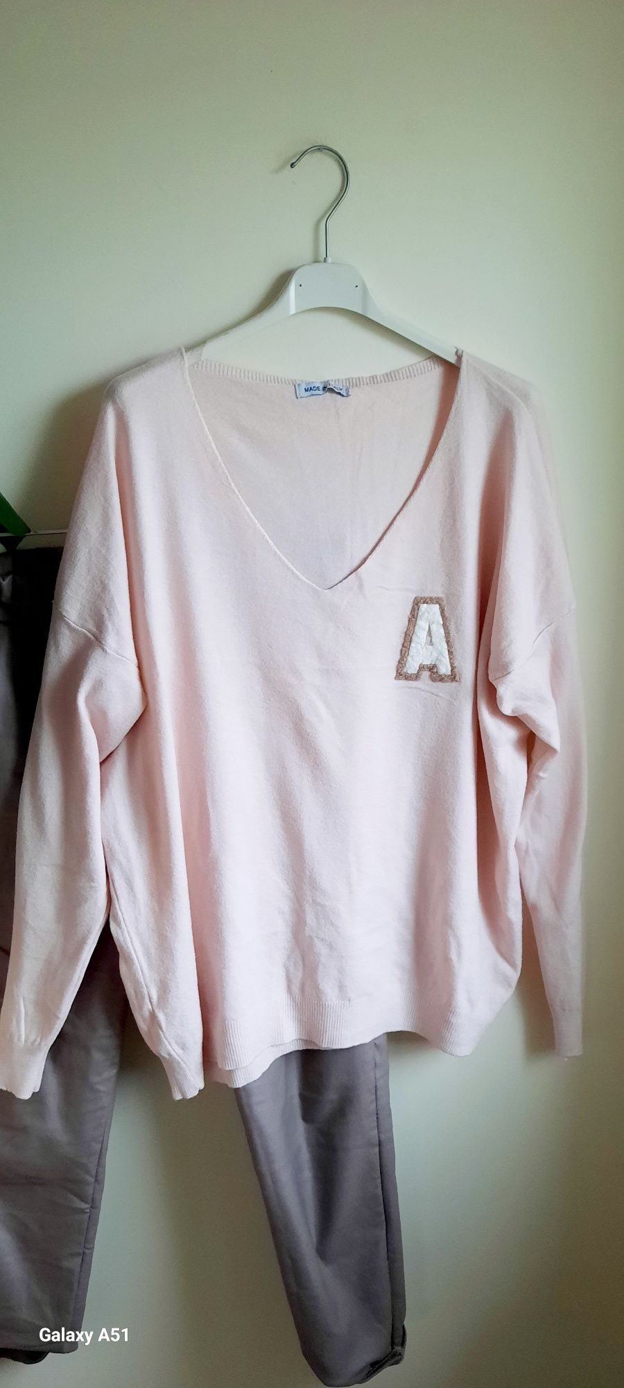 Sweter z naszywką A