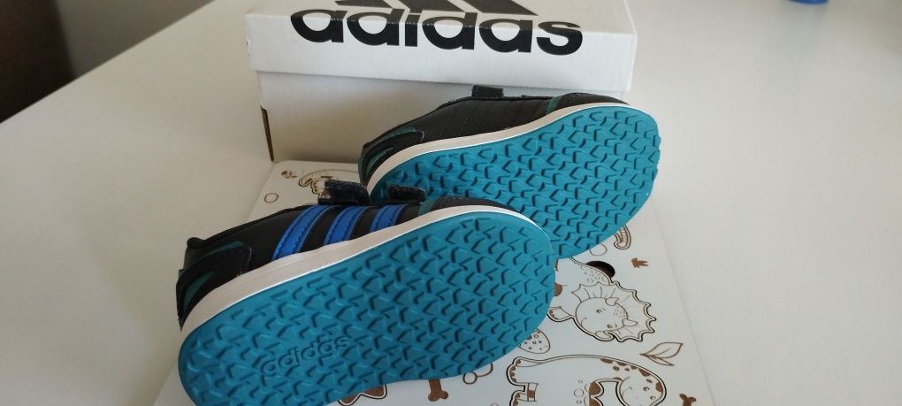 Tenis Adidas tamanho 19