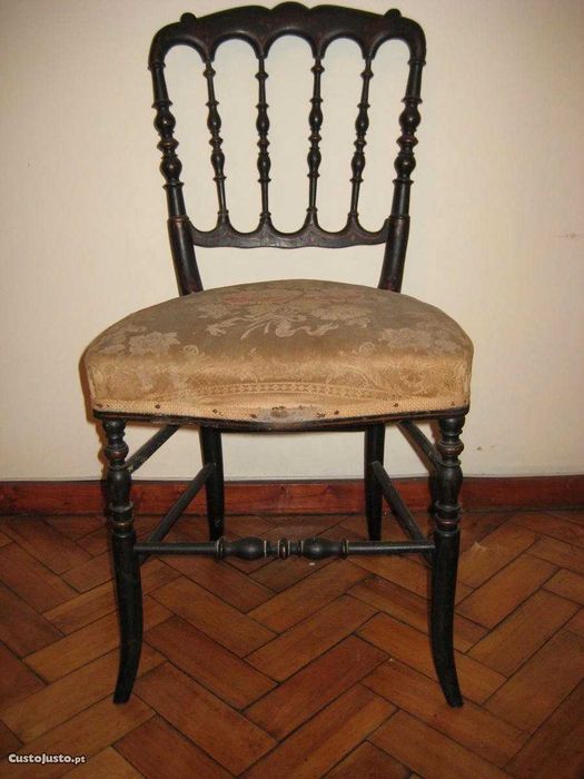 Cadeiras de Madeira (estofo bege)