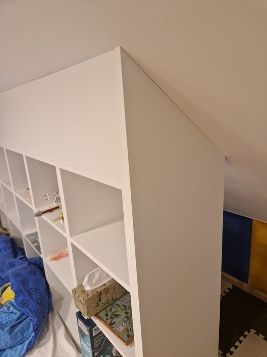 Regał, zabudowa pod skos, bialy stolarz