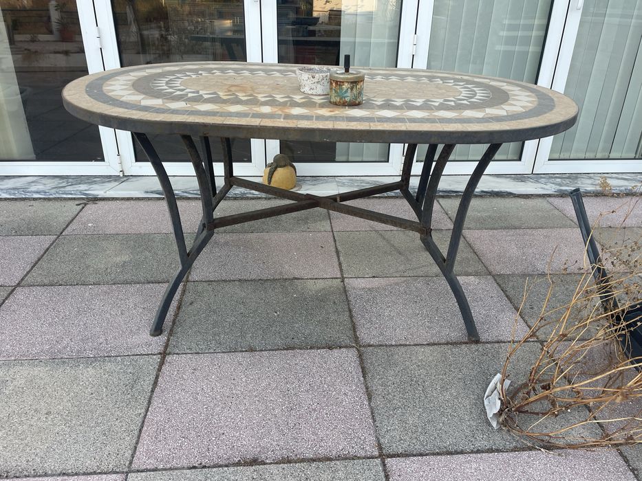 Mesa de jardim com tampo de pedra