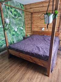 Fioletowa narzuta na łóżko z falbanami
