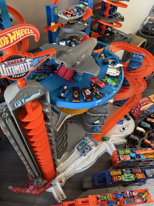 Найбільший паркінг Hot Wheels. Автовози, машинки та контейнери.