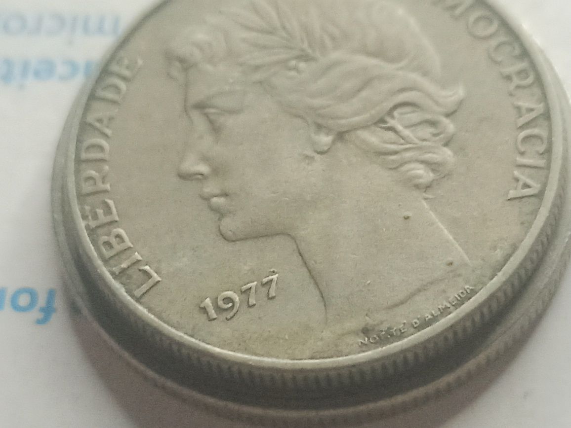 Moedas 25 escudos 1977 e 1980 uma maior que a outra