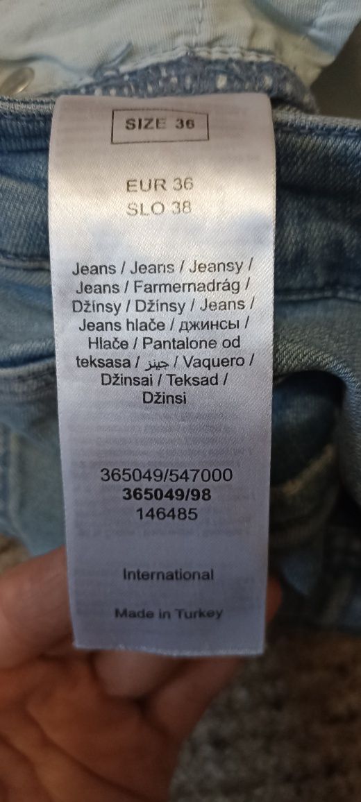 Продам джинсы р. S