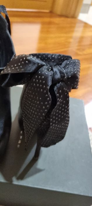 Botins em pele com Laços