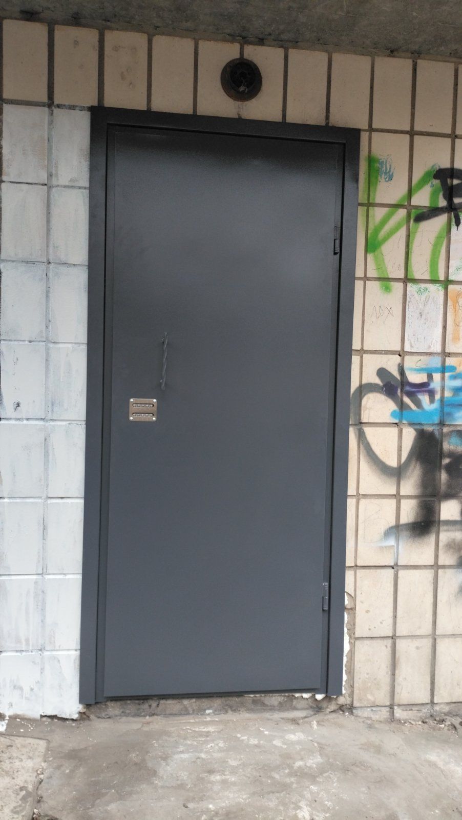 Входные металлические двери в подъезд с кодовым замком от производител