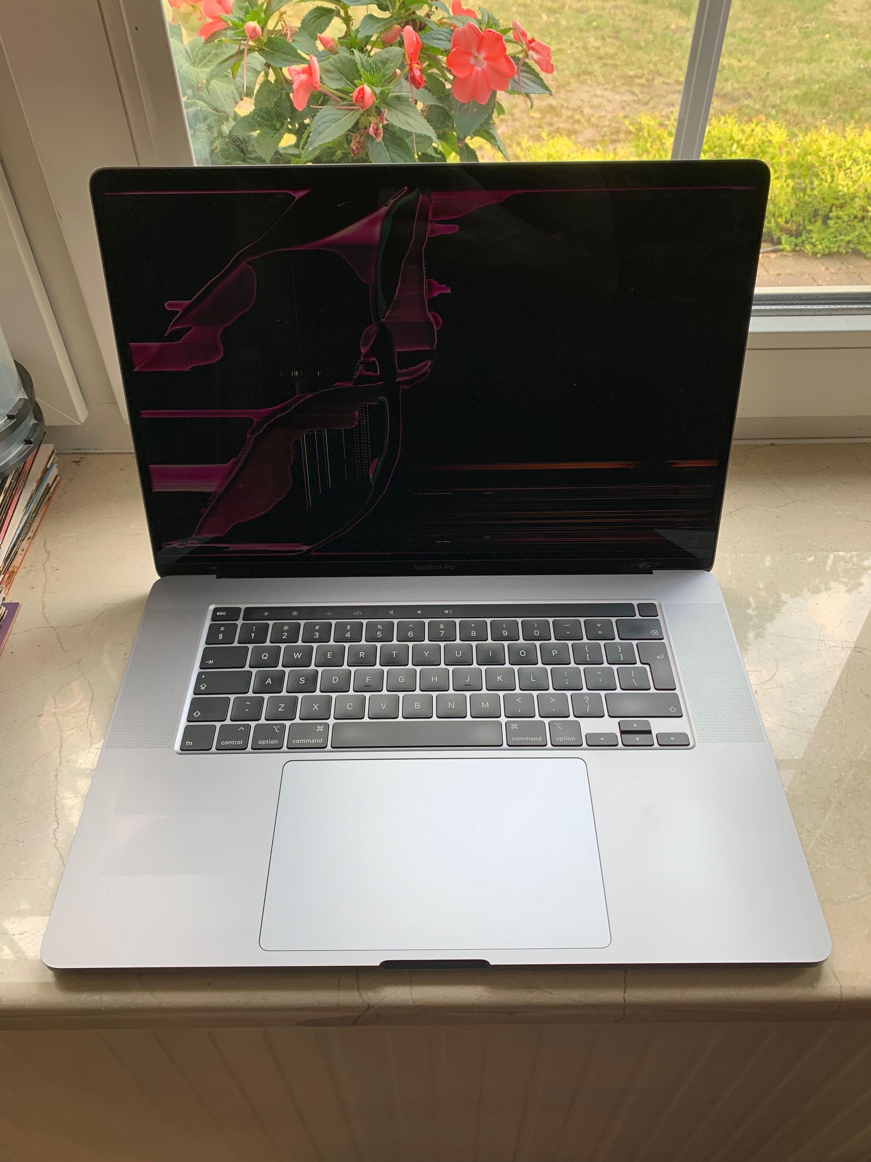 MacBook Pro 16” A2141 | 2019 – i7 / 32 GB / 500 GB SSD – uszk matryca