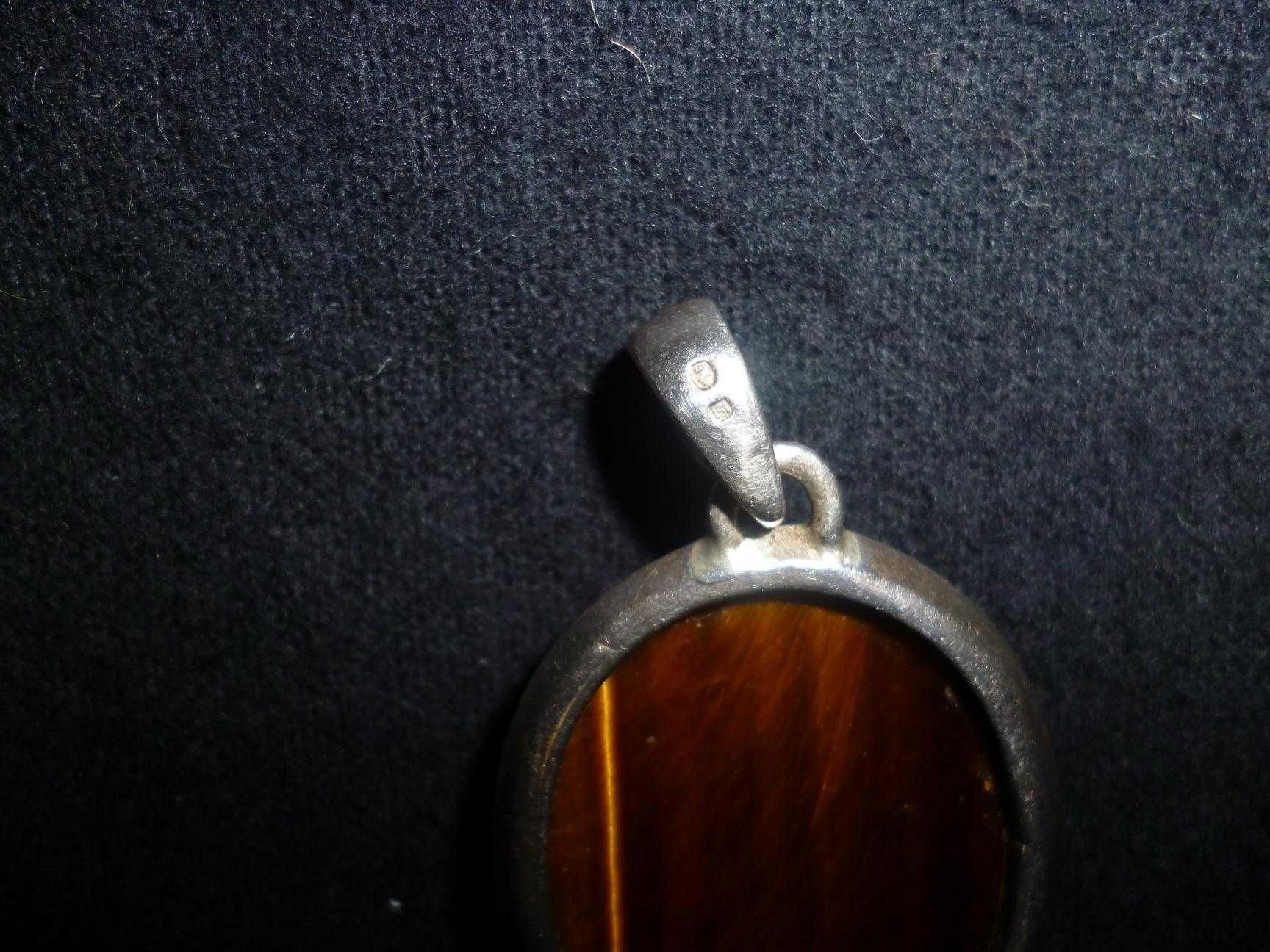 Pendente com aro em prata de lei e pedra olho de tigre