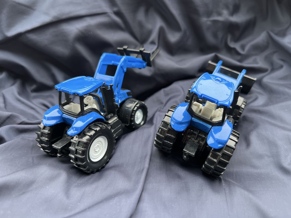 Dwa traktory siku new holland