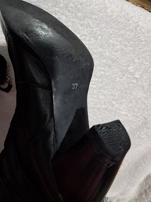Botas  cano alto,  tamanho  37 , todas em pele.