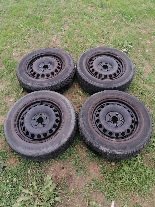 Felgi stalowe z oponami zimowymi Continental 195/65/R15 oraz kołpaki.