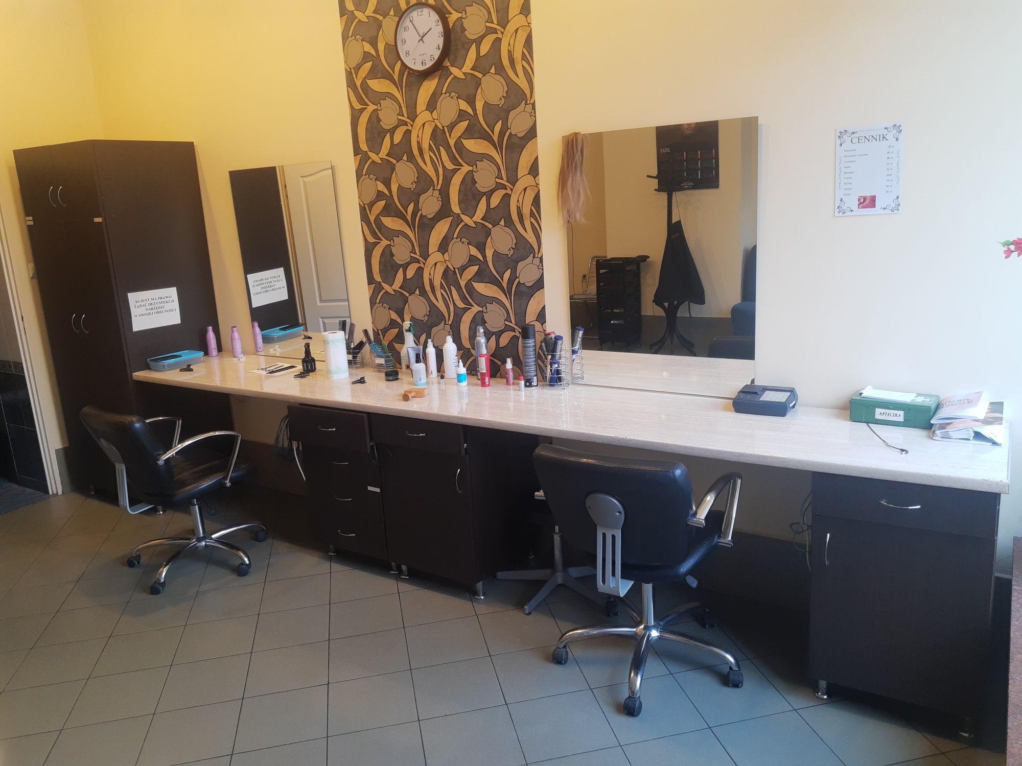 Meble z salonu fryzjerskiego