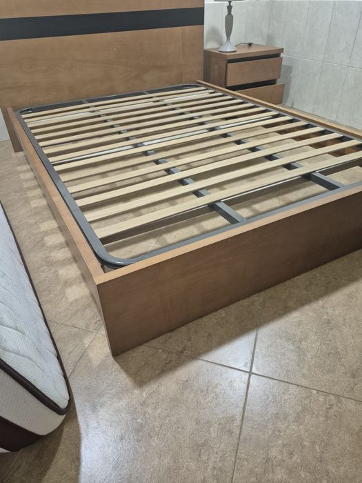 Cama de Casal + Mesinha