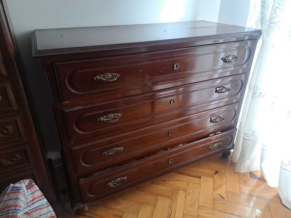 Gaveteiro de madeira em bom estado