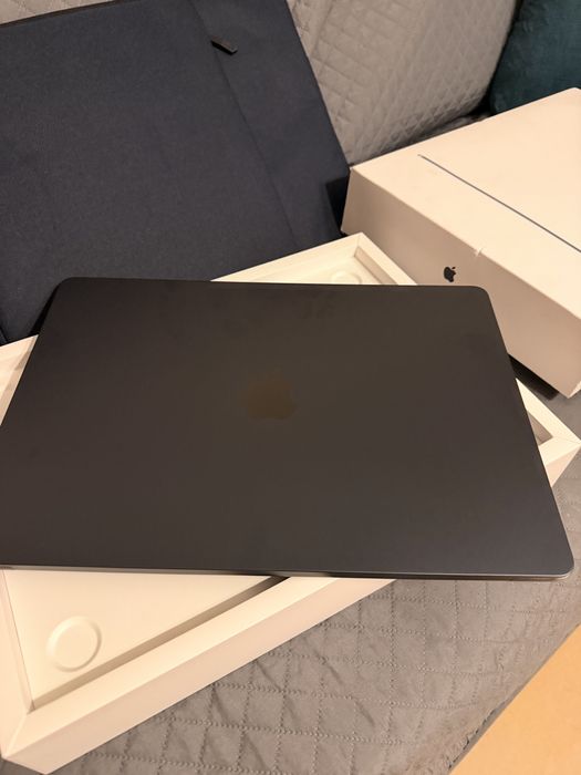 Macbook air 15/6 16/256 M3