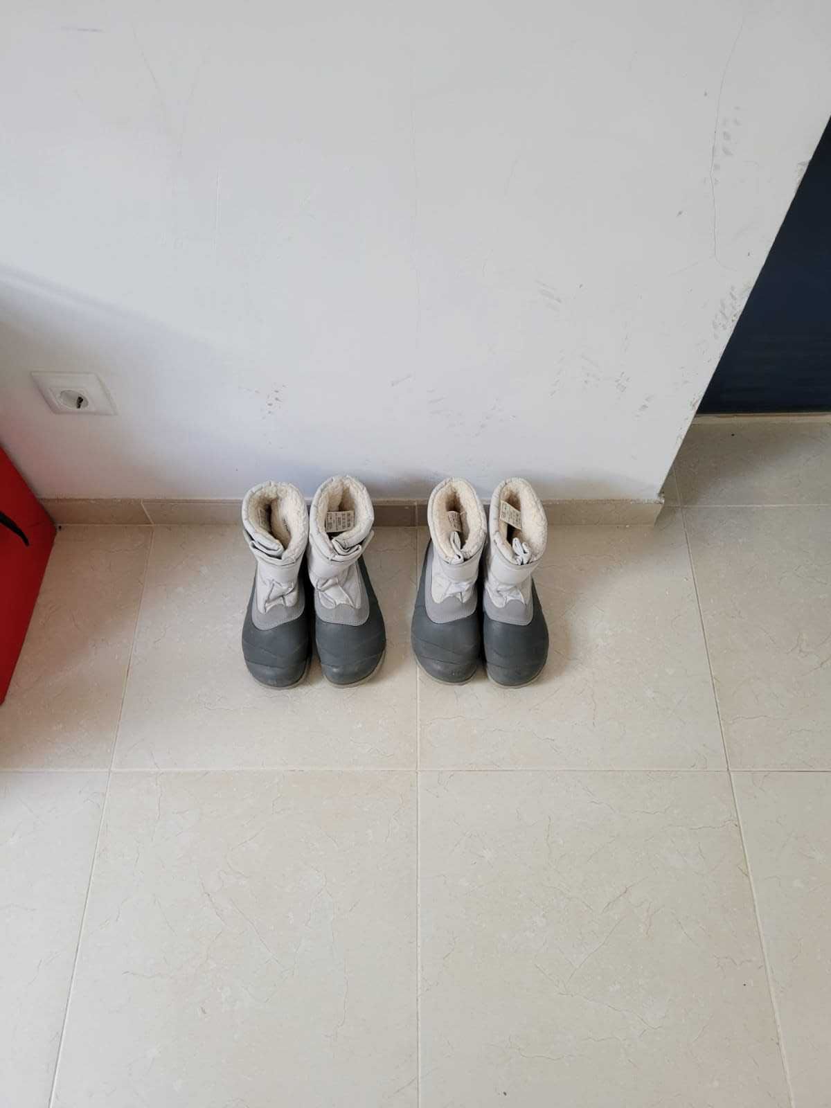 Conjunto de dois sapatos da neve