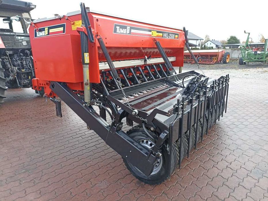 Siewnik zbożowy z podsiewaczem nawozu Tume  2500.Super stan