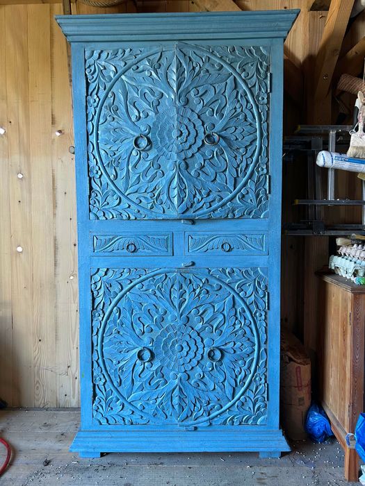 szafa rustykalna z egzotycznego drewna