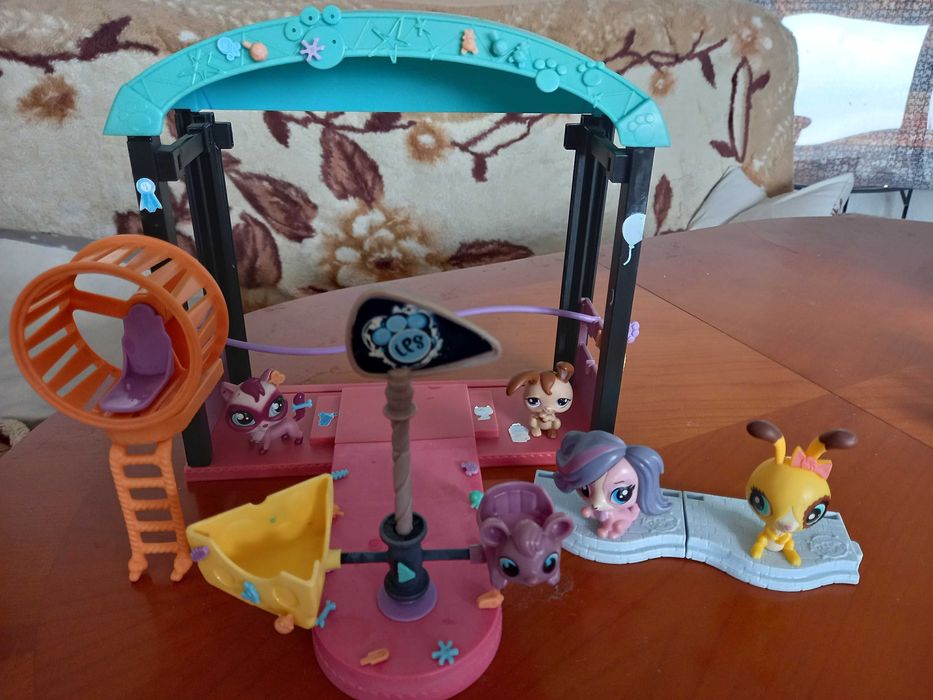 Domek plac zabaw karuzela littlest pet shop plus 4 figurki
