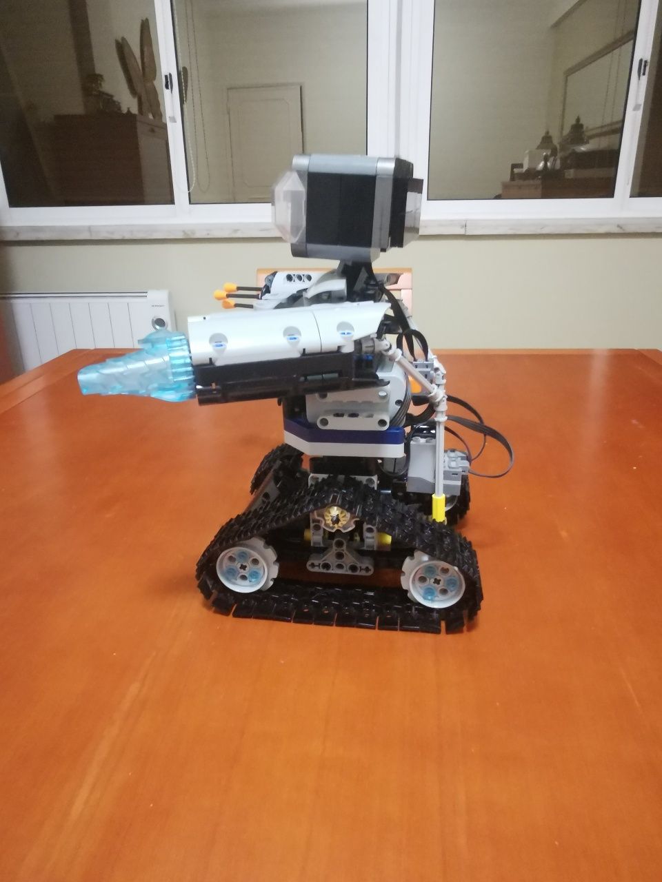 Robô motorizado compatível com lego