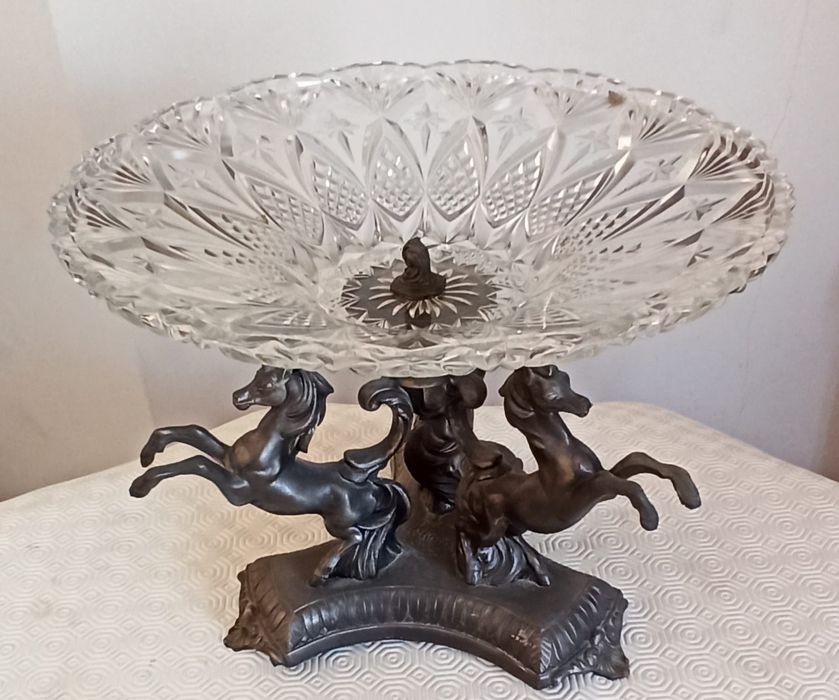 Fruteira antiga em liga de metal