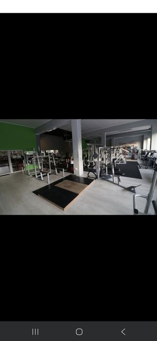 Pełne wyposażenie siłowni, podłoga typu puzzle