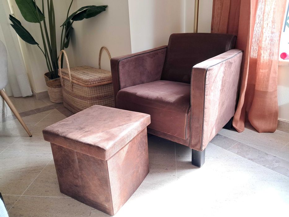 Poltrona e apoio de pés com arrumação
